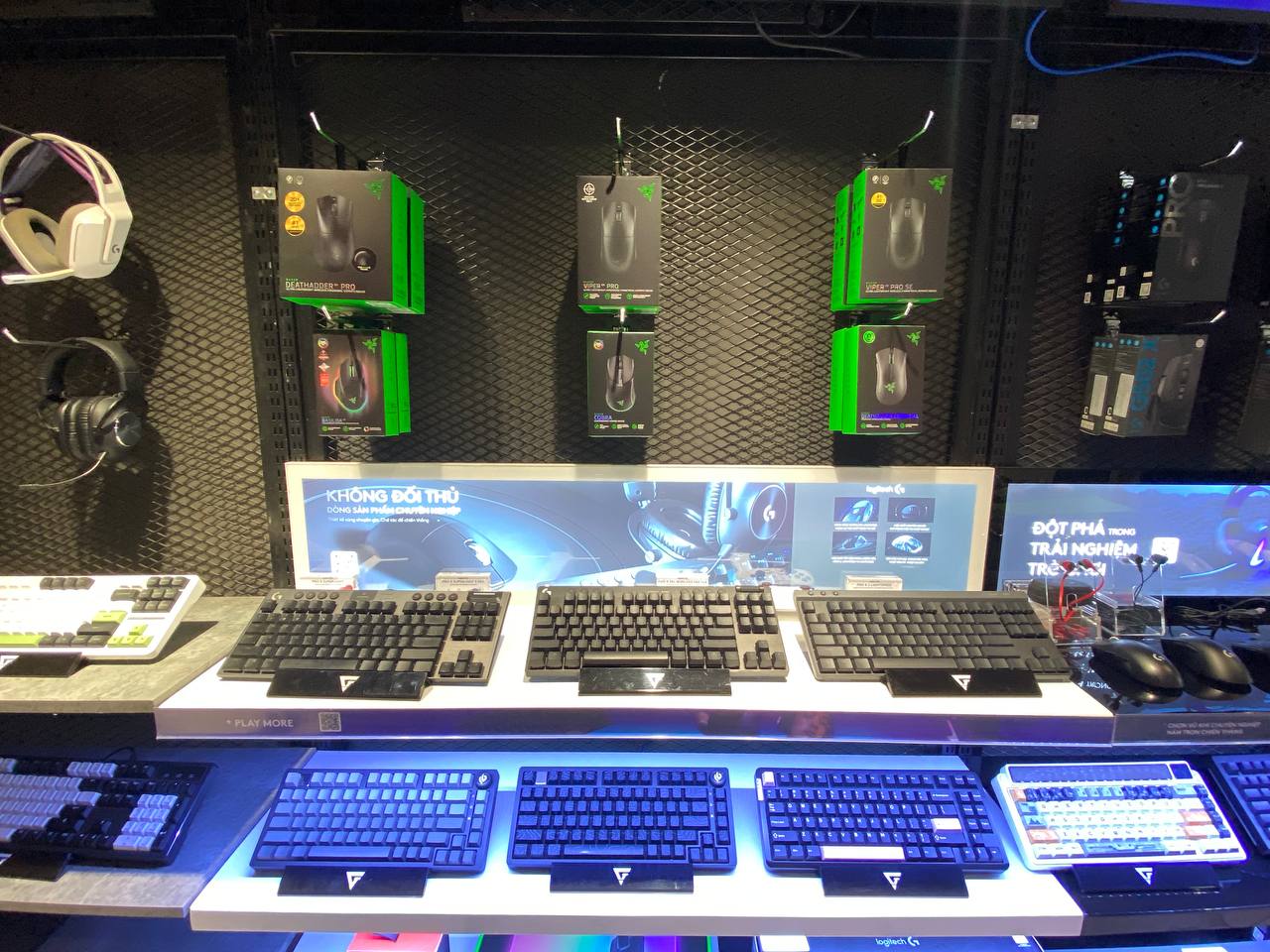Kệ Razer mới